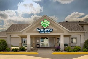Property entrance - EverSpring Inn & Suites (Oskaloosa)