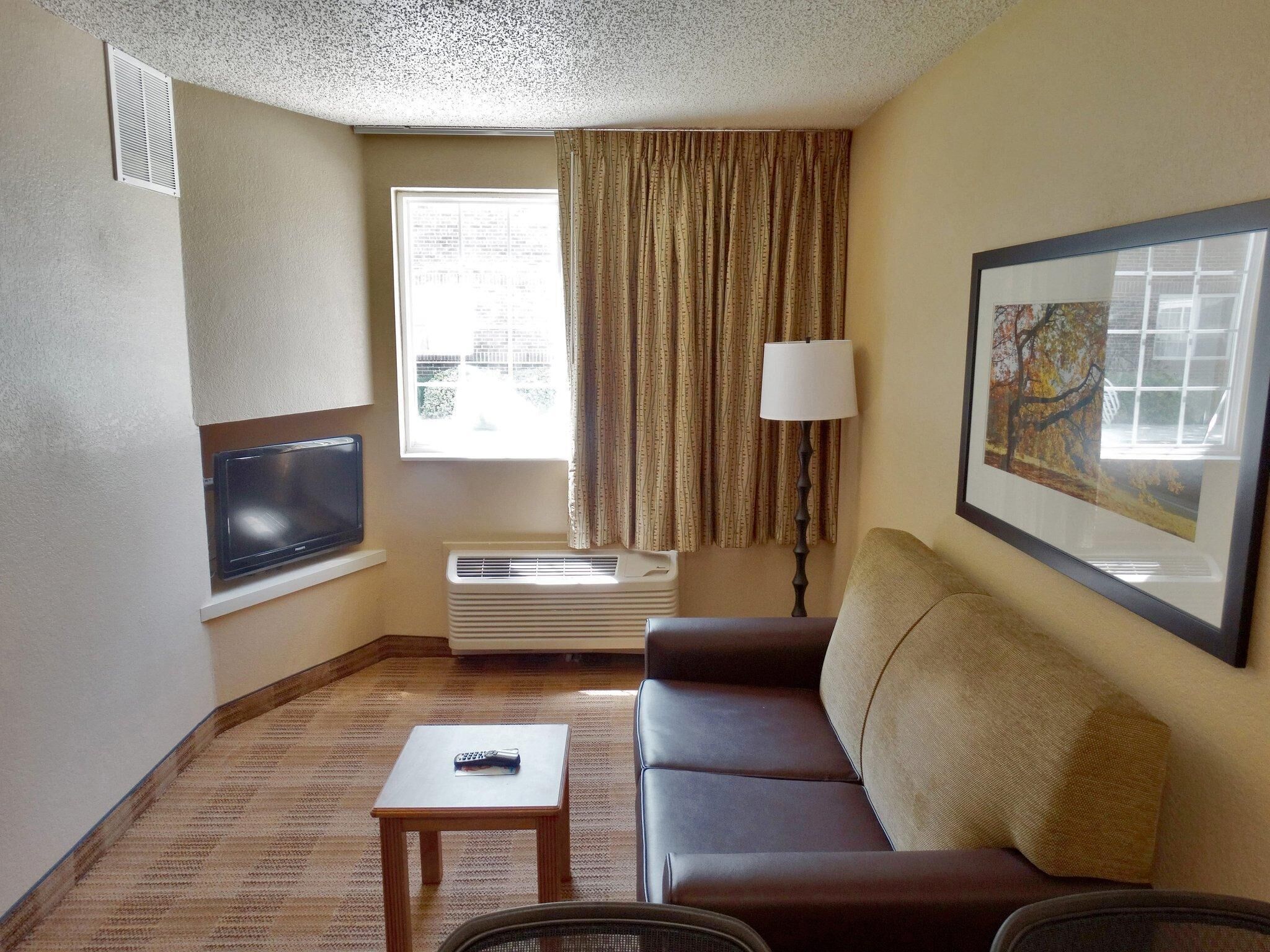 Desk, free cots/infant beds, free WiFi, bed sheets