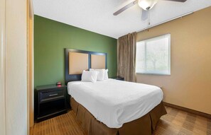 Desk, free WiFi, bed sheets - Extended Stay America Select Suites Jacksonville Southpoint (Jacksonville)
