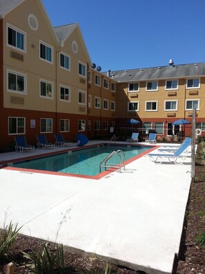 Outdoor pool - Southpoint Suites Jacksonville (Jacksonville)