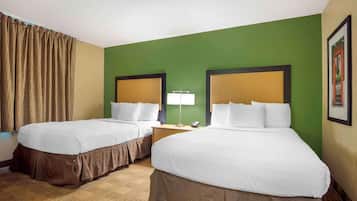 Escritorio, wifi gratis y ropa de cama