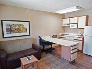 Fridge, microwave, stovetop - Southpoint Suites Jacksonville (Jacksonville)