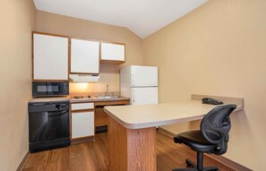 Fridge, microwave, stovetop - Southpoint Suites Jacksonville (Jacksonville)