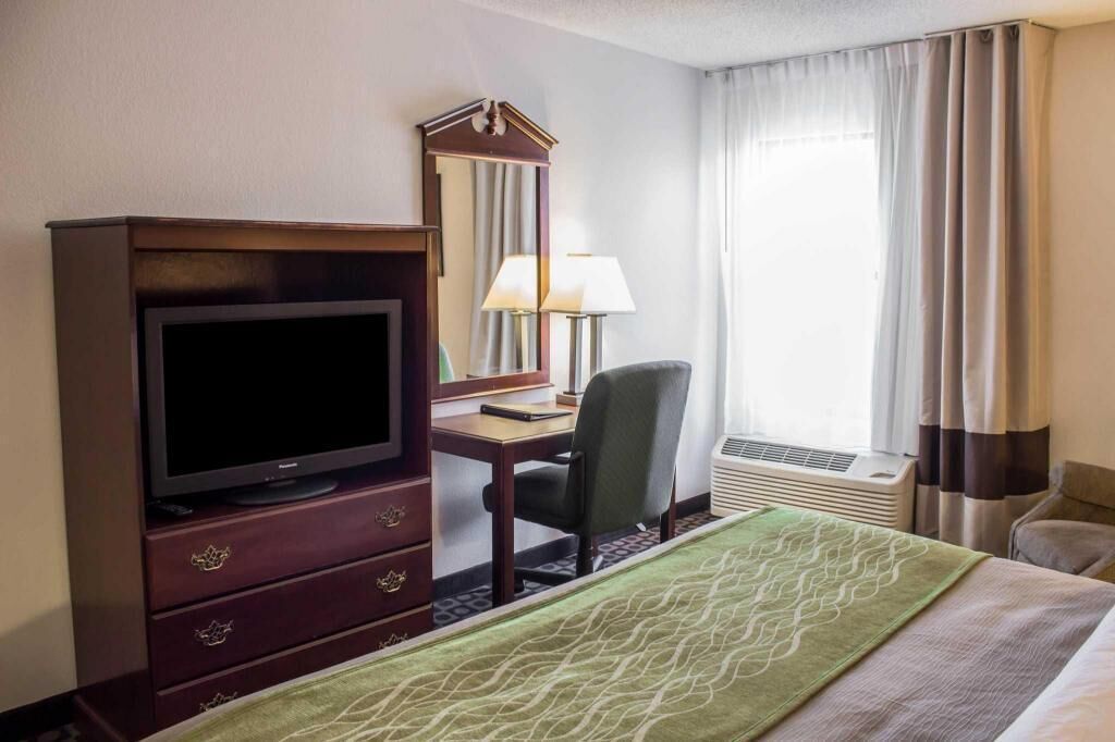 Desk, iron/ironing board, rollaway beds, free WiFi