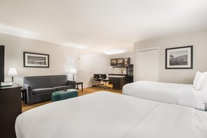 Premium bedding, down duvets, in-room safe, desk - MainStay Suites Chattanooga Hamilton Place (Chattanooga)