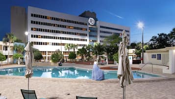 Utomhuspool, öppet 08.00 till 22.00, gratis cabanor och solstolar