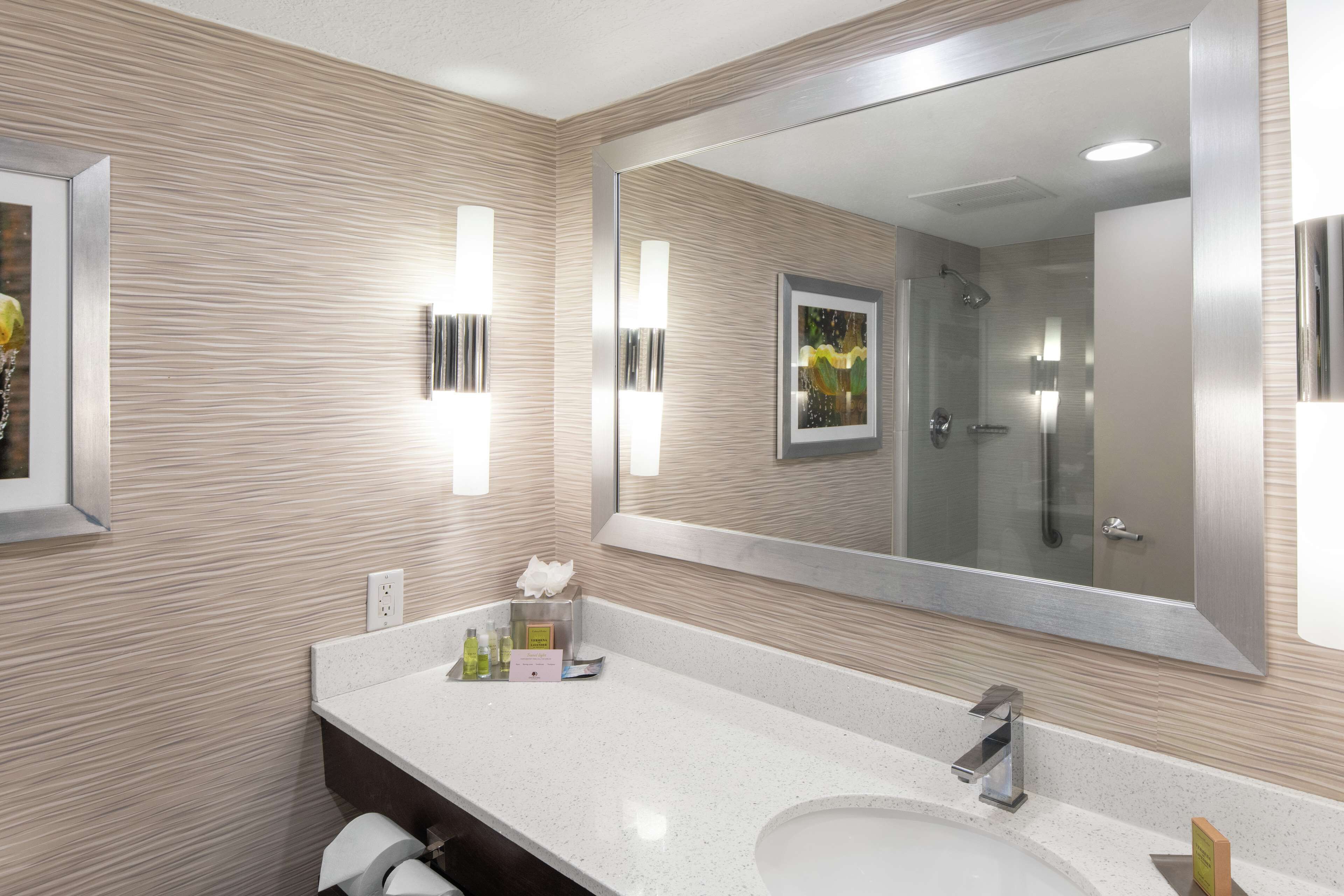 Tina con regadera, amenidades de baño gratuitas, secadora de cabello 
