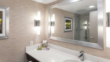 Tina con regadera, amenidades de baño gratuitas, secadora de cabello
