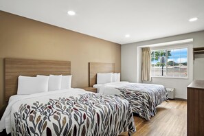 Chambre Deluxe, 2 grands lits, douche accessible en fauteuil roulant, non-fumeur | Bureau, rideaux d’obscurcissement, fer et planche à repasser