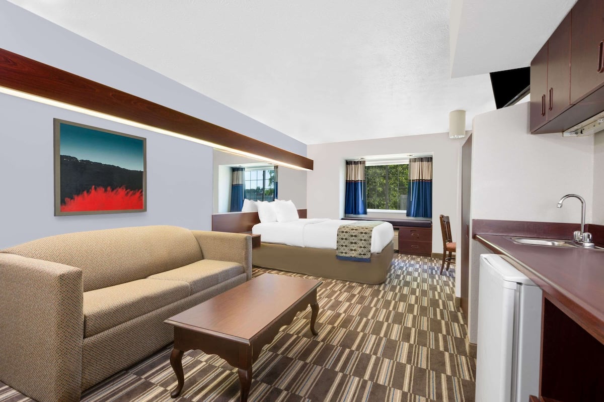 Studio Suite, 1 Katil Ratu (Queen), Accessible, Non Smoking | Meja, seterika/papan seterika, katil bayi/kot (percuma)