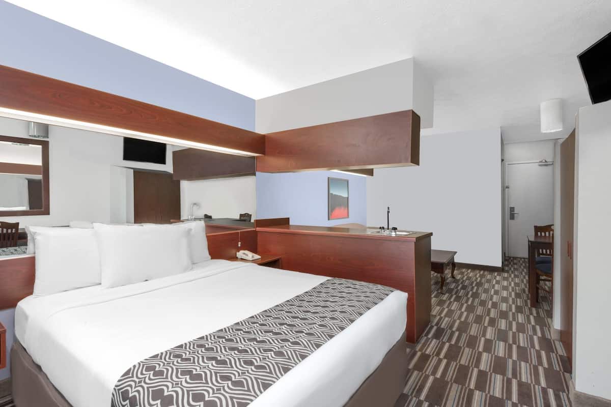 Studio Suite, 1 Queen Bed, Non Smoking