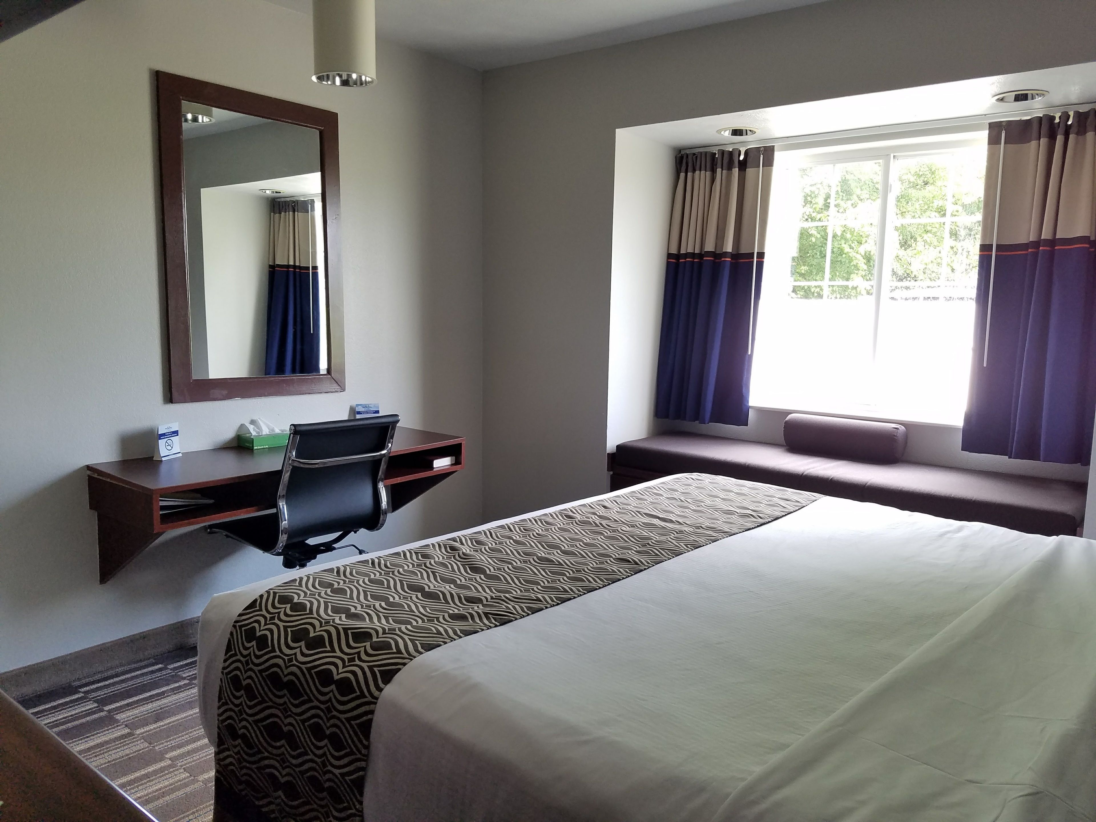 مكتب ومكواة/لوح كي وأسرّة أطفال/رضّع (مجانًا) وأسرّة قابلة للطي