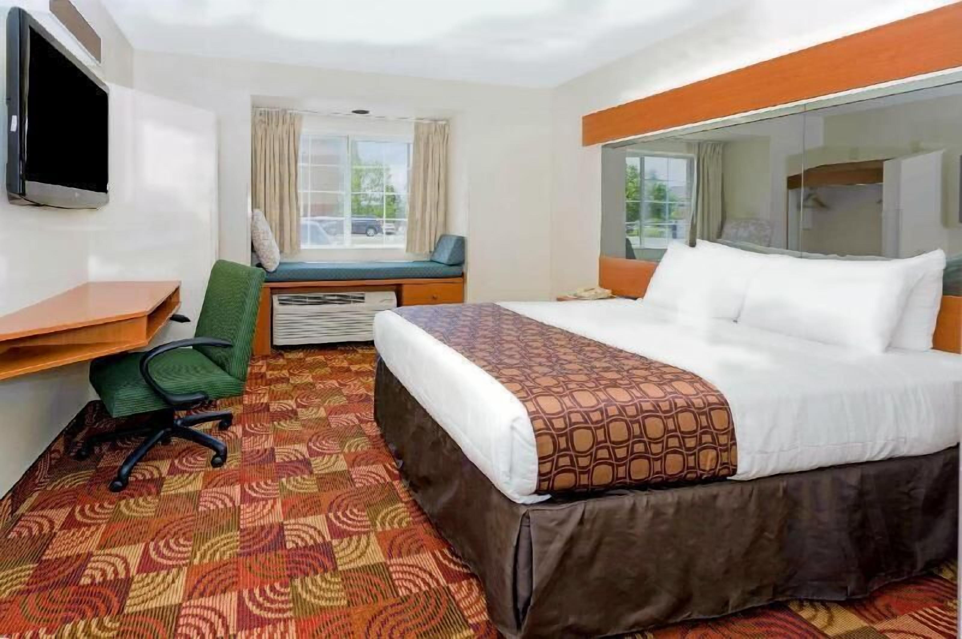 Desk, travel crib, free WiFi, bed sheets