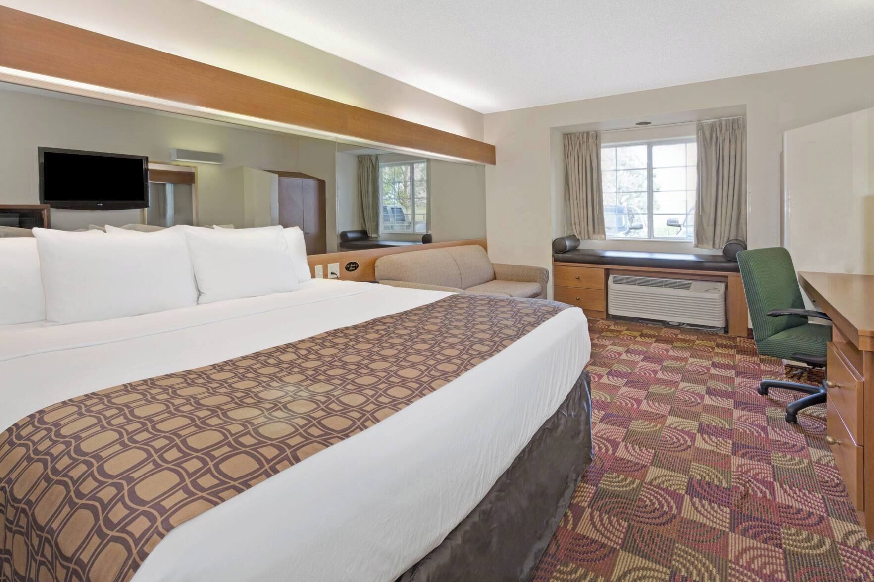 Desk, travel cot, free WiFi, bed sheets