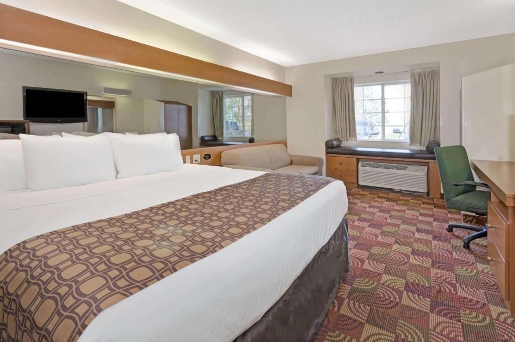Desk, travel crib, free WiFi, bed sheets