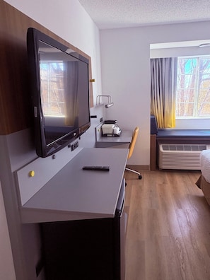 Escritorio, wifi gratis y ropa de cama
