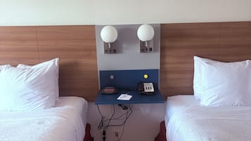 Rom – standard, 2 queensize-senger | Skrivebord, reiseseng for barn, wi-fi (inkludert) og sengetøy