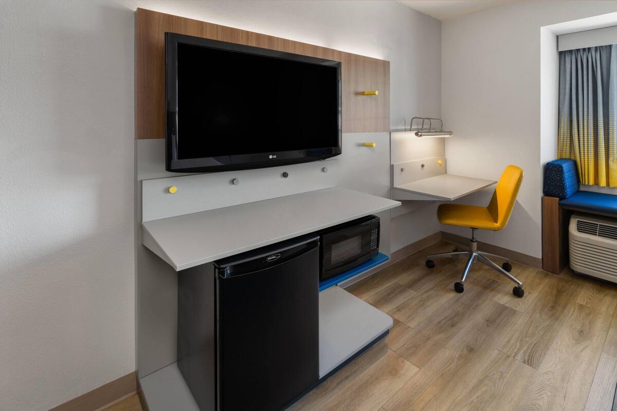 Room, 1 Queen Bed, Accessible, Non Smoking (Mobility) | Desk, travel crib, WiFi (free), bed sheets
