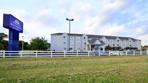 A large hotel with multiple floors and a covered entrance. - Americas Best Value Inn & Suites Jackson, TN (Jackson)
