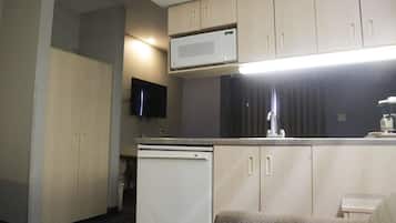 Suite, 1 Queen Bed, Non Smoking, Kitchen | Private kitchen | Fridge, microwave