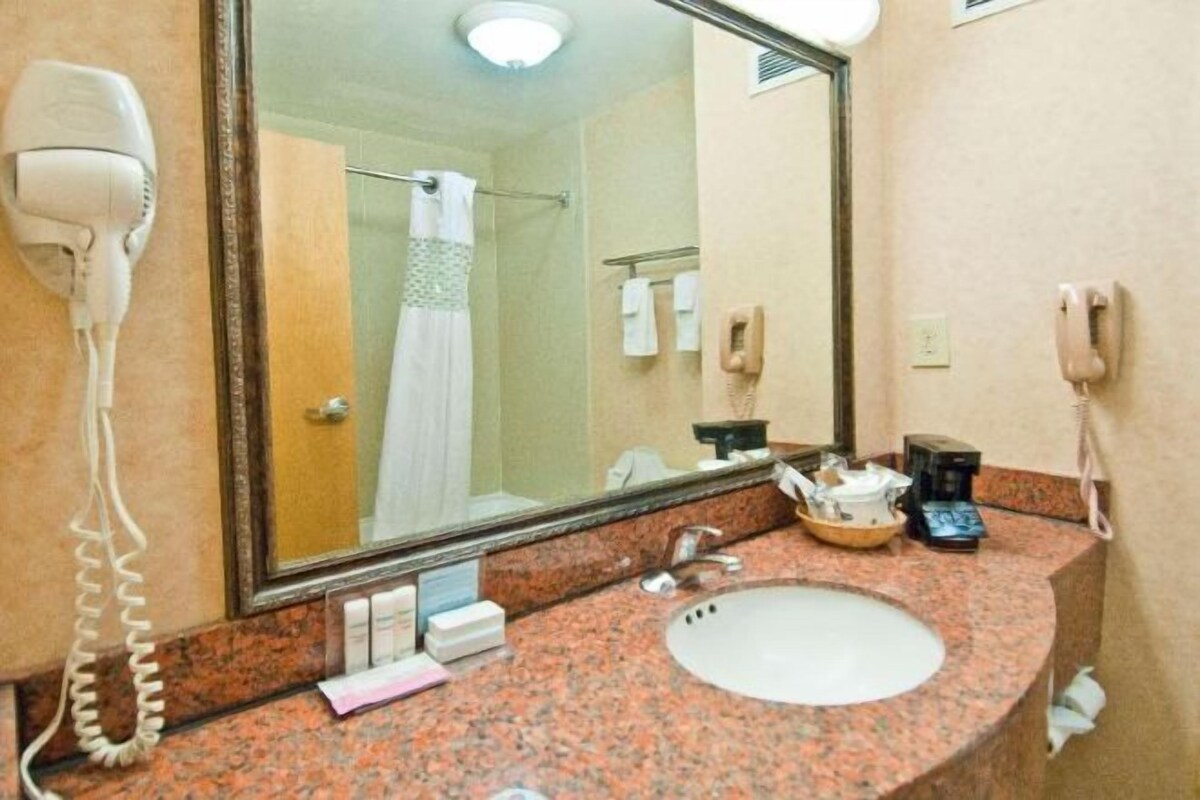 Bathroom | Combined shower/tub, hair dryer, towels