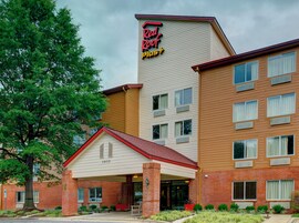 Un hotel con techo rojo y un letrero que dice 'Red Roof Inn'.