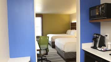 Chambre Standard, 2 grands lits | Coffres-forts dans les chambres, bureau, fer et planche Ă repasser