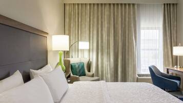 客房, 1 张特大床, 无障碍, 无烟房 (Roll-in Shower) | 办公桌、遮光窗帘、熨斗/熨衣板、免费婴儿床