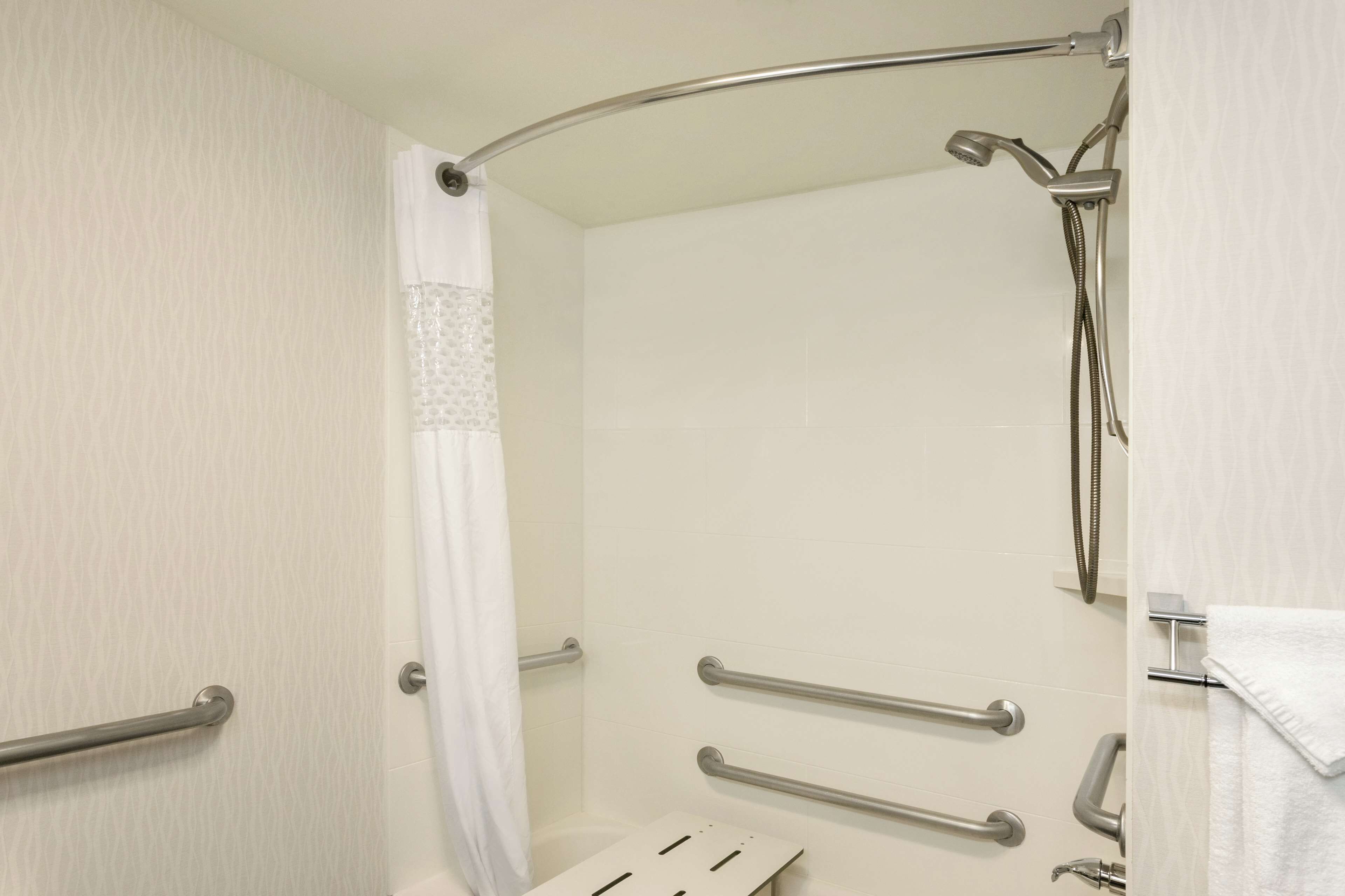 Quarto, 1 cama King, acessível, banheira | Banheiro | Chuveiro/banheira combinados, produtos de toalete grátis