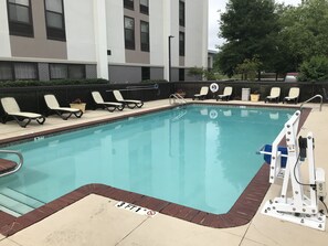 Una piscina al aire libre de temporada