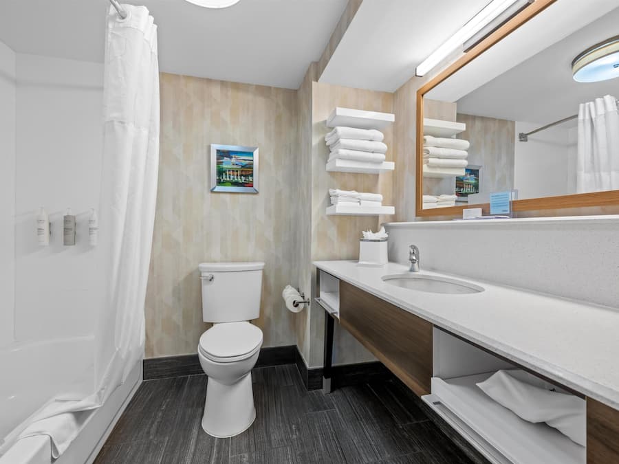 Zimmer, 1 King-Bett, Nichtraucher | Badezimmer | Duschwanne, kostenlose Toilettenartikel, Haartrockner, Handtücher