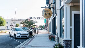 A street view with a building labeled "House of Brews" featuring a craft beer bar. - Hampton Inn Dickson (Dickson)