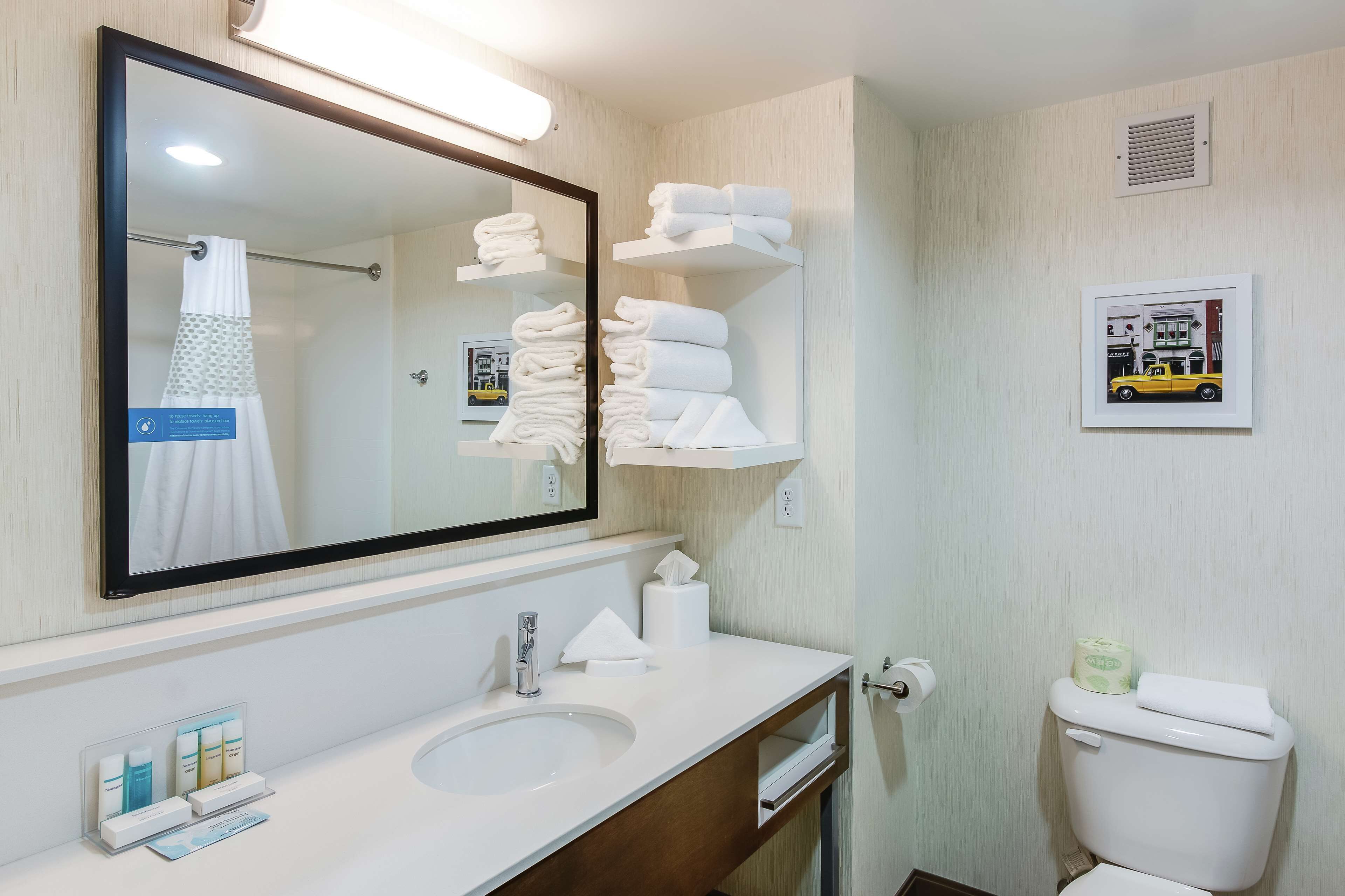 combined shower/bathtub, hair dryer, towels