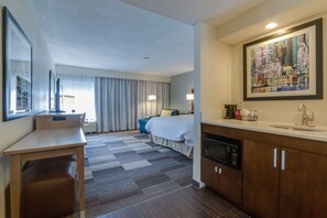 Room, 1 King Bed, Non Smoking | Minibar, in-room safe, laptop workspace, blackout drapes
