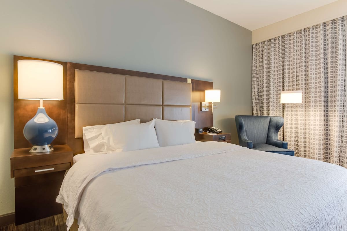 Chambre, 1 très grand lit, accessible aux personnes à mobilité réduite, non-fumeur