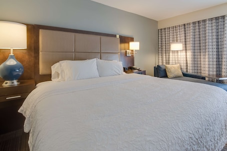 One King Bed, Non-Smoking | Minibar, in-room safe, laptop workspace, blackout drapes