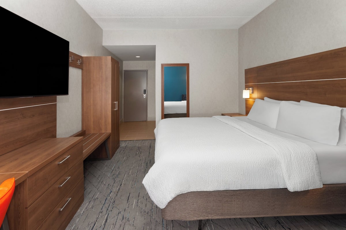Premium bedding, in-room safe, desk, iron/ironing board