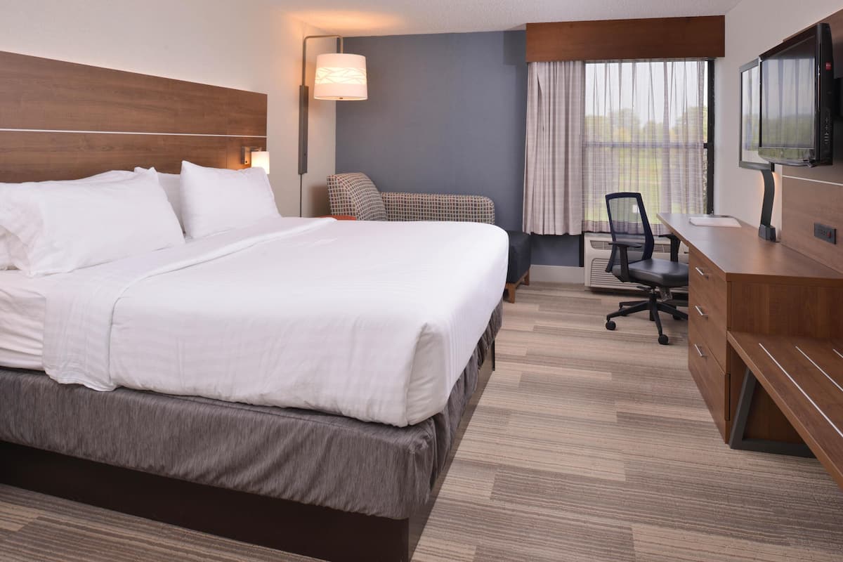 Premium bedding, in-room safe, desk, iron/ironing board