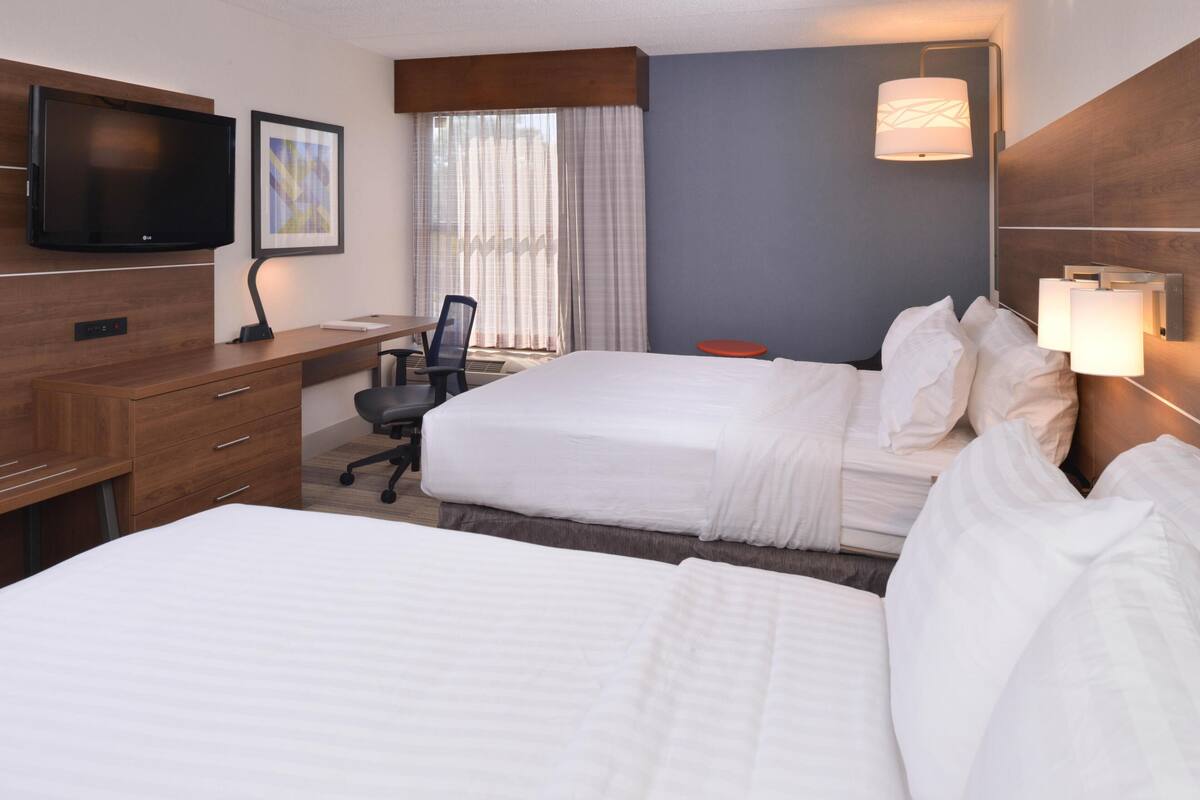 Premium bedding, in-room safe, desk, iron/ironing board