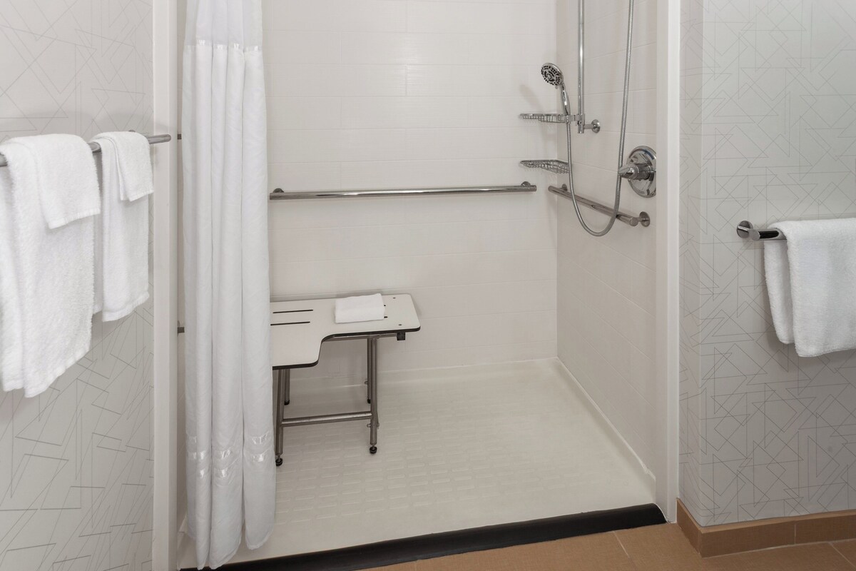 Room, 1 King Bed, Accessible (Communications, Roll-In Shower) | Premium bedding, in-room safe, desk, iron/ironing board
