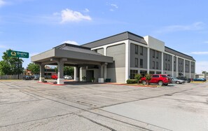 A hotel with a covered entrance, a parking lot, and a sign indicating it is a Quality Inn by Choice Hotels. - Quality Inn Cleveland, MS (Cleveland)