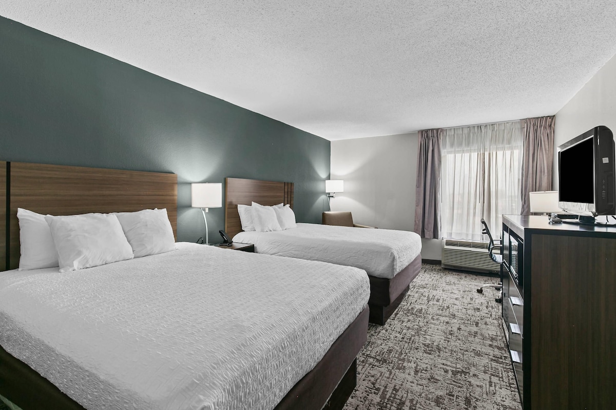 Minibar, desk, iron/ironing board, free WiFi