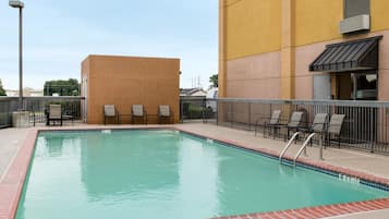 Una piscina al aire libre de temporada