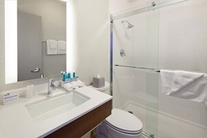 Bañera con ducha, secador de pelo, toallas