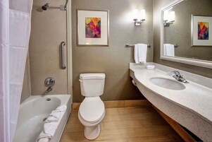 Combined shower/tub, free toiletries, hair dryer, towels