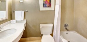 Combined shower/tub, free toiletries, hair dryer, towels - Hilton Garden Inn Portland Airport (Portland)