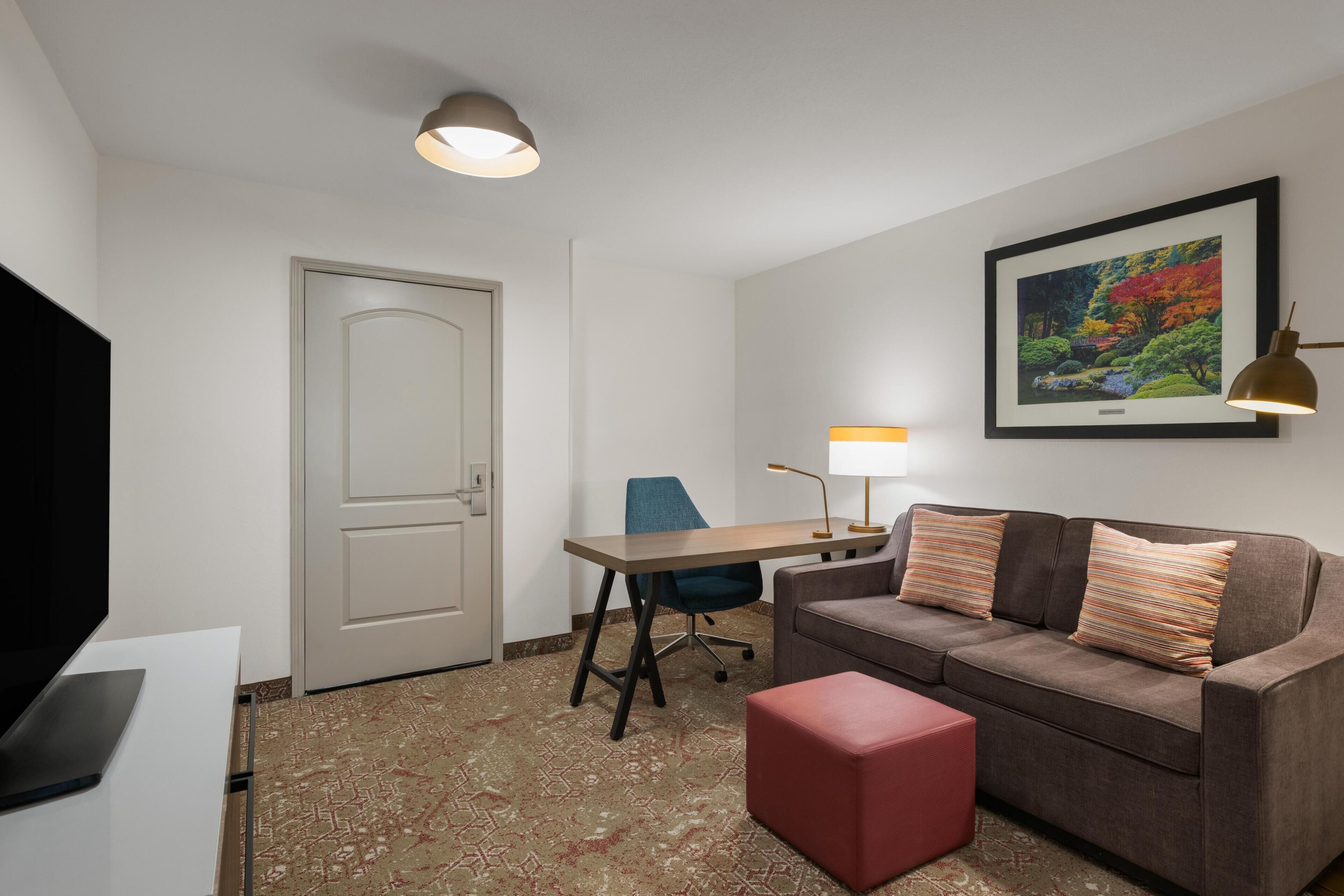 Suite, 1 Bedroom | Living area