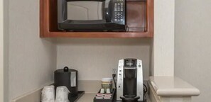 In-room safe, iron/ironing board, free cribs/infant beds - Hilton Garden Inn Portland Airport (Portland)