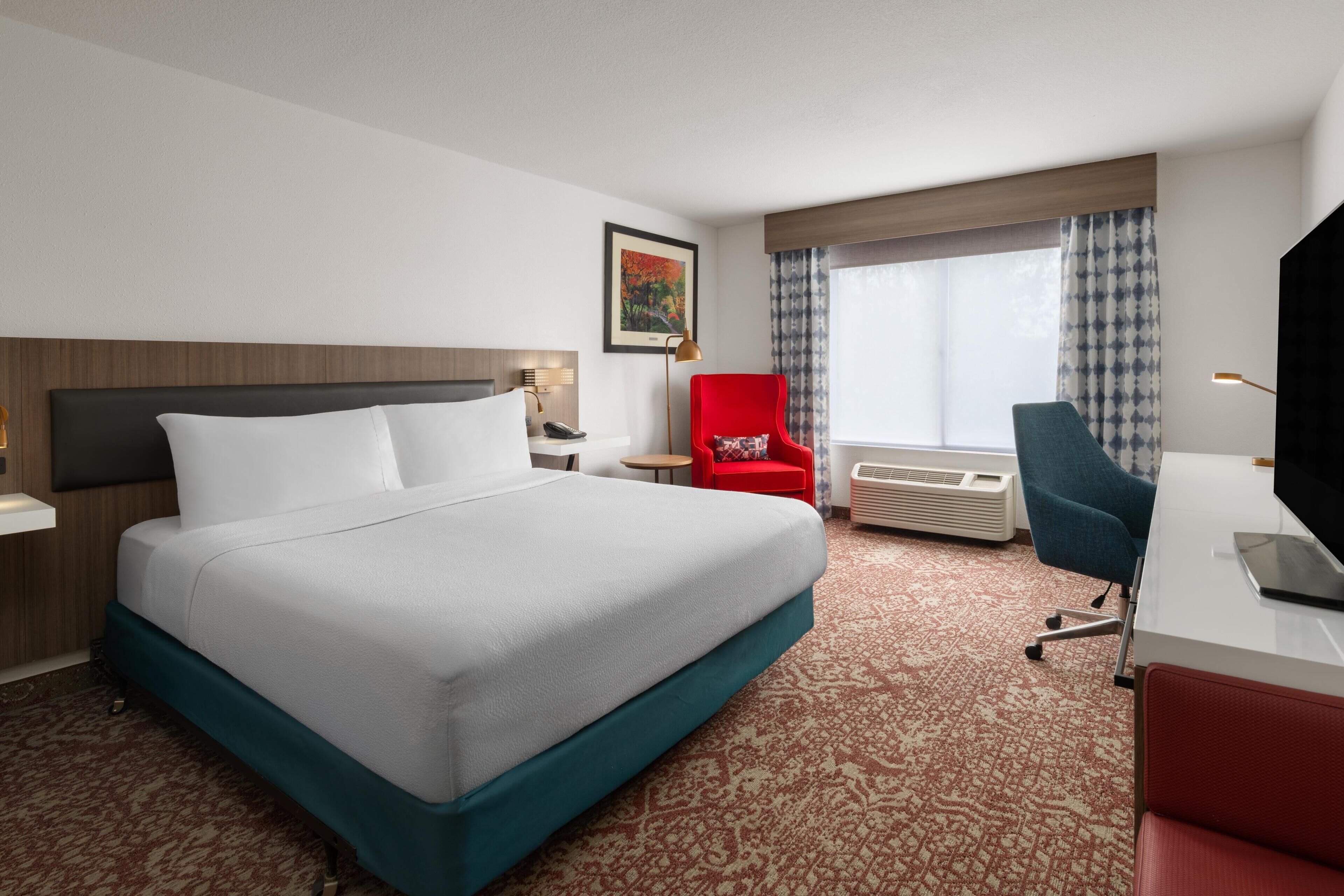 Room, 1 King Bed | Living area | 32-inch flat-screen TV with premium channels, TV, pay movies