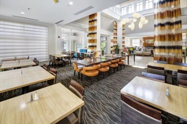 Daily cooked-to-order breakfast (USD 12.50 per person) - Hilton Garden Inn Portland Airport (Portland)